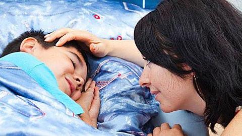 Πώς να ξυπνάτε τα παιδιά το πρωί χωρίς γκρίνια