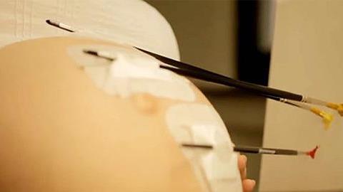 Μωρά ζωγραφίζουν... από την κοιλιά της μαμάς τους για έναν πολύ σημαντικό σκοπό!