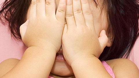 Η 5 ετών κόρη μου «ζωγραφίζει» με τα κακά της