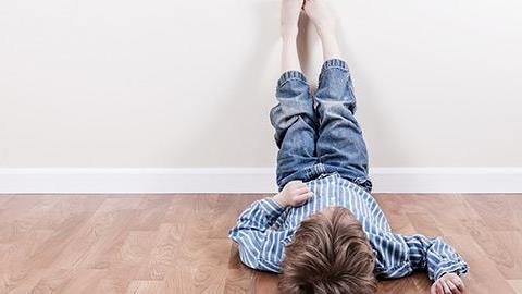 Όταν δεν αφήνουμε τον γιο μου να κοιμάται στο κρεβάτι μας, κοιμάται στο πάτωμα. Τι να κάνουμε;