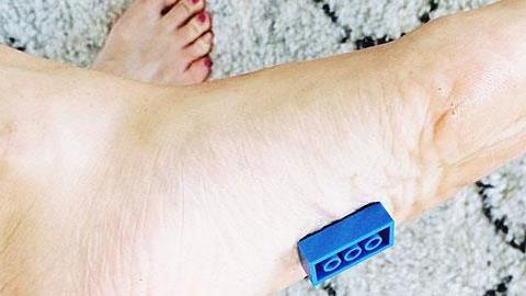 Κυκλοφόρησαν παντόφλες για γονείς που προστατεύουν τα πόδια από... τα Lego!