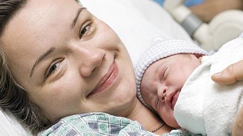 Μαμά και βρέφος στο μαιευτήριο: Ο πρώτος θηλασμός και οι συνθήκες διαμονής