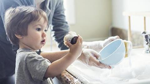 Πώς μπορούν τα παιδιά να συμμετέχουν στις δουλειές του σπιτιού