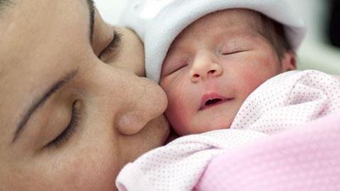 Πώς νιώθουν οι μαμάδες τις πρώτες στιγμές μετά τη γέννα