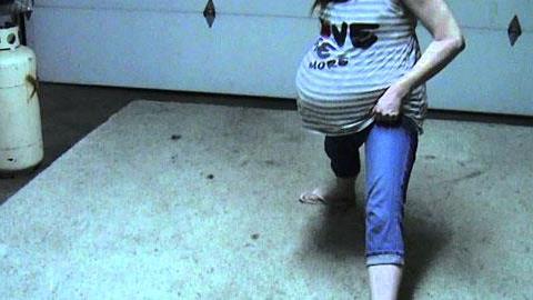 9 μηνών έγκυος σε δίδυμα κάνει... σπαγγάτο στην κάμερα!