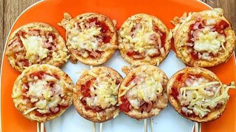 Πανεύκολη συνταγή για πιτσάκια σε... ξυλάκι!