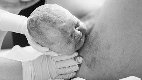 Kαρέ-καρέ το θαύμα του ερχομού μιας νέας ζωής στον κόσμο