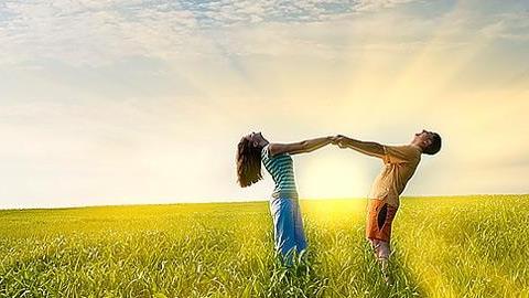 8 καθημερινές συνήθειες που κάνουν τα ζευγάρια ευτυχισμένα