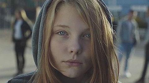 «Αγαπημένε μου μπαμπά...»: Το βίντεο για την πρόληψη των βιασμών που συγκλόνισε το διαδίκτυο