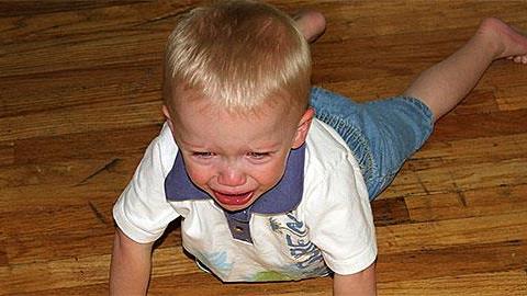 Ο 21 μηνών γιος μου νευριάζει και ουρλιάζει όταν δεν γίνεται το δικό του. Τι να κάνω;
