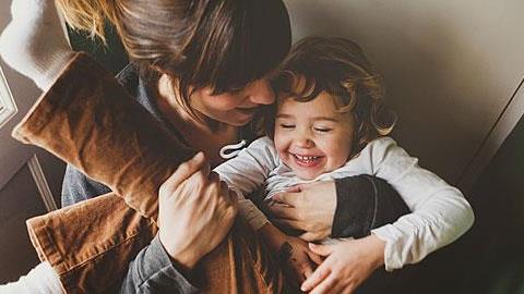 Πώς το χιούμορ μπορεί να βοηθήσει τους γονείς στις δύσκολες στιγμές