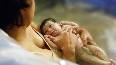 «Γιατί αποφάσισα να γεννήσω σπίτι»