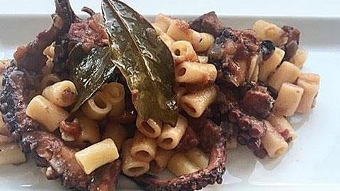 Χταπόδι κρασάτο με κοφτό μακαρονάκι: Συνταγή βήμα-βήμα