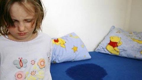 Η 4 ετών κόρη μου «βρέχει» το κρεβάτι της. Να ξαναρχίσουμε τις πάνες;