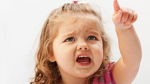 Η 2,5 ετών κόρη μου είναι γκρινιάρα, αντιδραστική και βίαιη