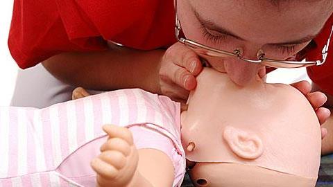 Το βίντεο που σώζει ζωές: Πώς να δώσετε το φιλί της ζωής στο μωρό