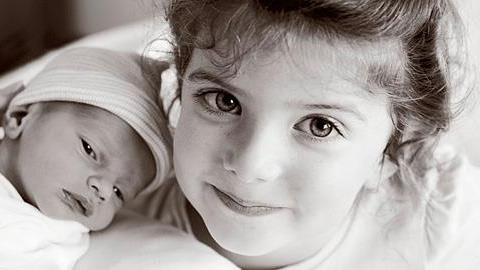 Η στιγμή που γεννιέται ο αδερφικός δεσμός: 15 παιδιά γνωρίζουν τα αδερφάκια τους!