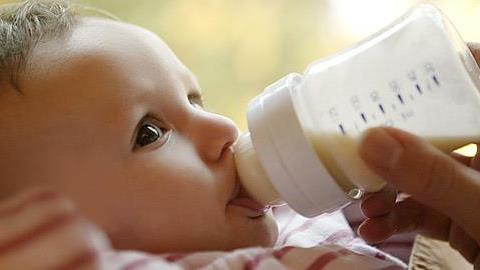 Όταν το παιδί αρνείται να πιει ξένο γάλα