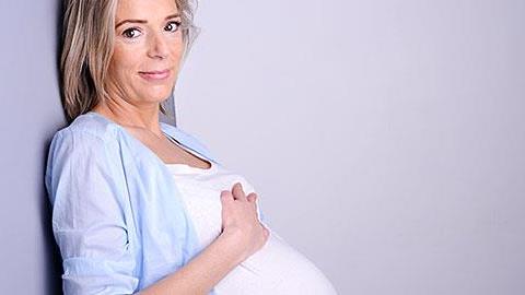 Είμαι 42 ετών και 2 μηνών έγκυος με εξωσωματική. Θα μπορέσω να κάνω δεύτερο παιδί;