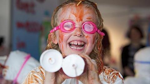 Πώς να απασχοληθεί το παιδί όταν βγαίνετε όλοι μαζί