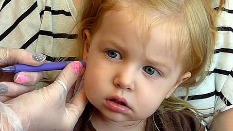 «Γιατί είναι βάρβαρο να τρυπάμε τα αυτιά των παιδιών»