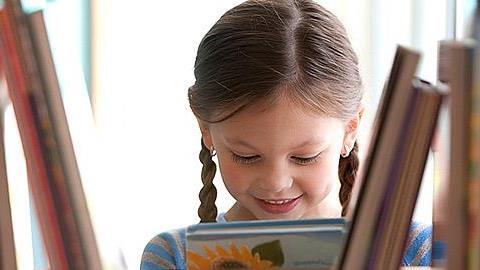 Πώς να μεγαλώσετε ένα παιδί που προτιμά τα βιβλία από τις οθόνες