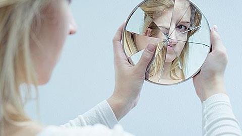 Οι συνήθειες που καταστρέφουν την αυτοπεποίθηση μιας γυναίκας