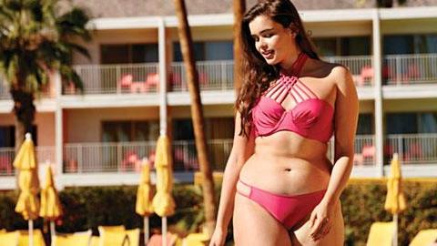 Επιτέλους: Εταιρεία χρησιμοποιεί «ζουμερές» γυναίκες ως μοντέλα για μαγιό