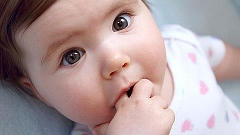 Τι να κάνω για να μην πιπιλάει πια τα δάχτυλά της η 18 μηνών κόρη μου;