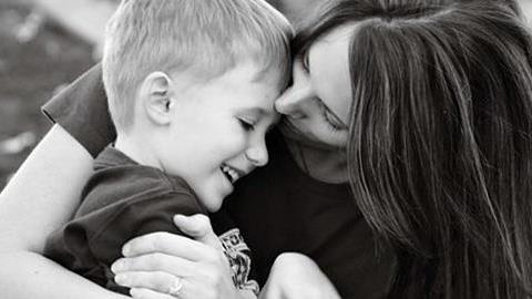 8 μαθήματα που κάθε αγόρι χρειάζεται να πάρει από τη μαμά του