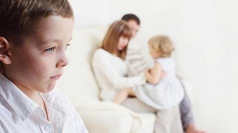 Πώς να χειριστείτε ένα παιδί που ζηλεύει