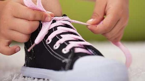 O ευκολότερος τρόπος να μάθετε στο παιδί να δένει τα κορδόνια του