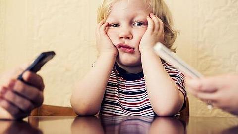Τα παιδιά έχουν ανάγκη να «ξεκολλήσουμε» από τα κινητά μας!