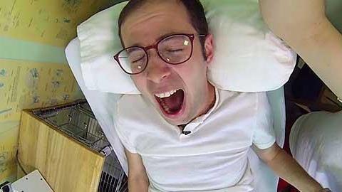 4 άντρες μαθαίνουν πώς πραγματικά είναι να είσαι έγκυος!