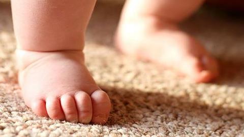 Πώς να βοηθήσετε το παιδί να περπατήσει