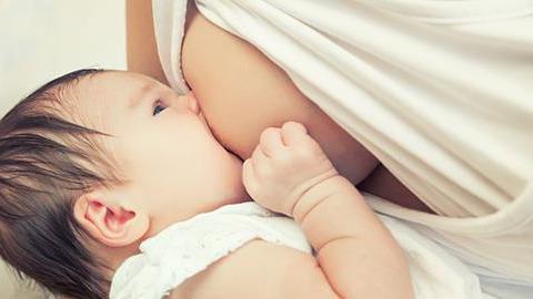 Απίστευτη πράξη αγάπης: Μια γυναίκα θήλασε το παιδί της αδερφής της για να το ηρεμήσει