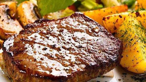 Πώς να φτιάξετε λεμονάτες χοιρινές μπριζόλες που… λιώνουν στο στόμα!