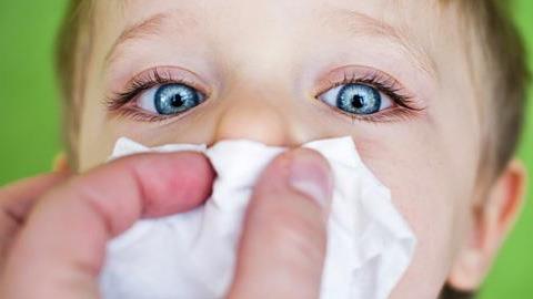 Πώς να μάθω στο παιδί να φυσάει τη μύτη του