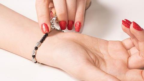 Το τέλειο κόλπο για να κουμπώσετε μόνη σας ένα βραχιόλι