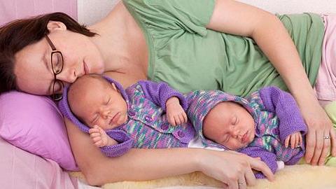 Τα γλυκά βάσανα του να μεγαλώνεις δίδυμα