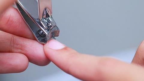 Γιατί δεν μεγαλώνουν τα νύχια του γιου μου;