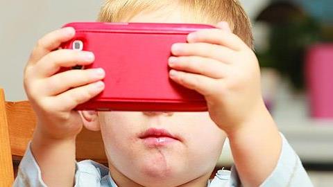 Πώς να βοηθήσετε το παιδί να «ξεκολλήσει» από την οθόνη
