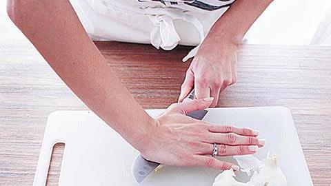 8 κόλπα που θα λύσουν τα χέρια κάθε μαγείρισσας