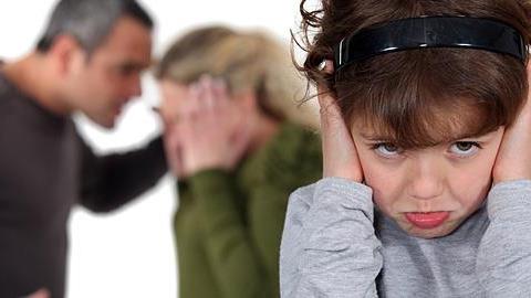 Γιατί απαγορεύεται να τσακώνεστε μπροστά στο παιδί