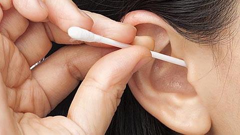 Γιατί δεν πρέπει να καθαρίζετε τα αυτιά σας με μπατονέτες