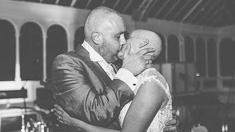 Νύφη ξυρίζει «γουλί» τα μαλλιά της για να συμπαρασταθεί στον καρκινοπαθή άντρα της!