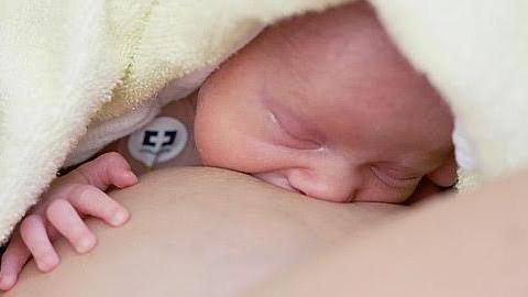 Απίστευτο βίντεο: Νεογέννητα μωρά «σκαρφαλώνουν» μέχρι το στήθος της μητέρας τους για να θηλάσουν