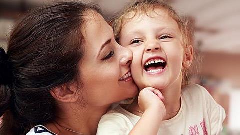 «Όσο πιο νέα κάνεις παιδιά, τόσο πιο πολύ χρόνο θα περάσεις μαζί τους!»