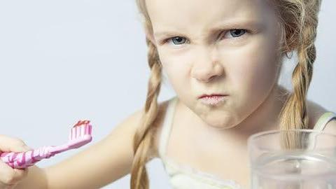 Πώς θα μάθετε το παιδί να βουρτσίζει τα δόντια του