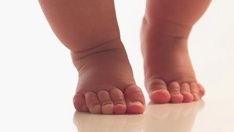 H 11 μηνών κόρη μου δεν προσπαθεί ακόμα να περπατήσει. Να ανησυχήσω;